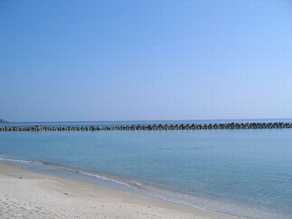 民宿から徒歩１分。夏が過ぎた海はすごく綺麗です。