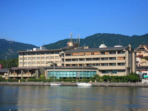 琵琶湖からの全景。全室琵琶湖向きの客室です。