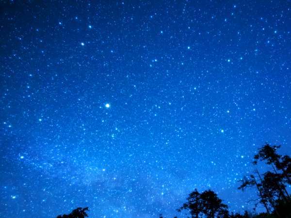 車山高原は標高約1925m。その高い標高の為、夜空には満点の星空が広がります。