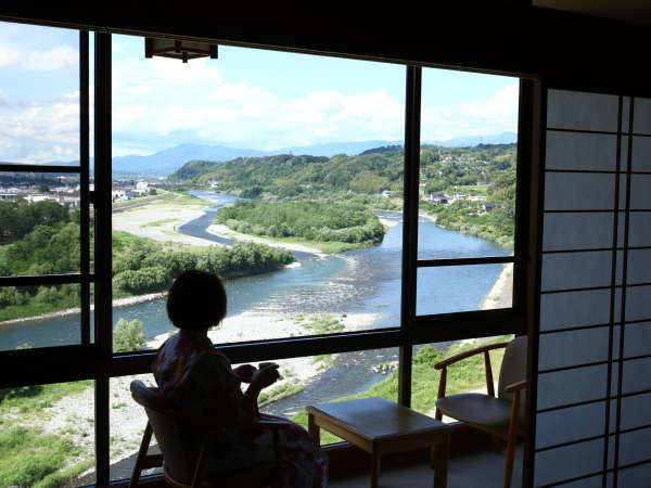 □間近に見える雄大な天竜川の流れと、南信州の四季折々の景色。一軒宿だからこその眺望をお楽しみください