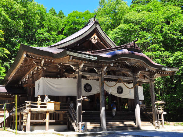 **【戸隠神社中社】「天の岩戸開きの神事」にまつわる神社。宿坊体験や名物の蕎麦も楽しめます。