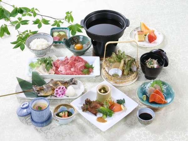 秋田県産牛や地物の食材を活かした夕食の一例。