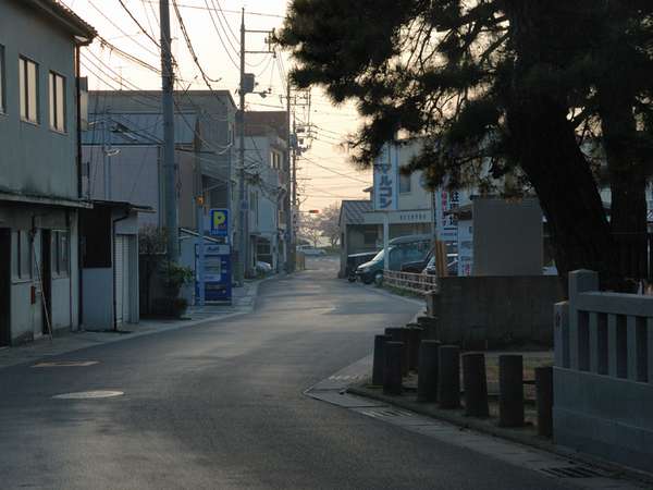 宿の前からの風景。もうすぐ夕暮れ。宍道湖まですぐ。