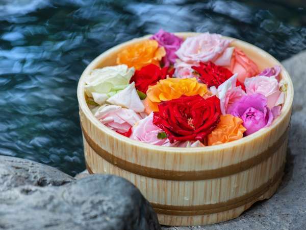 鮮やかな薔薇野天婦人風呂