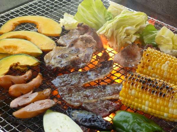 炭火焼きバーベキュー。お肉の他、季節の焼き野菜、飯山産コシヒカリなどボリューム満点です！
