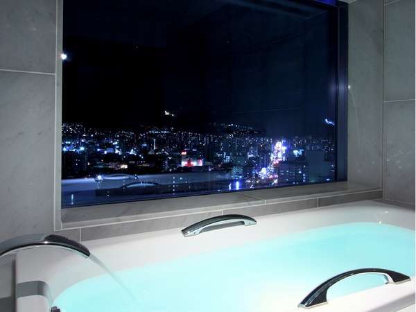 【19～20階 プレミアムフロア】スイートルーム／バスルームから夜景を眺めながら、非日常気分を堪能。