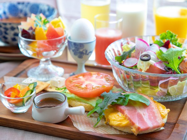 フレッシュ野菜と厚切りベーコンが人気のマフィン朝食