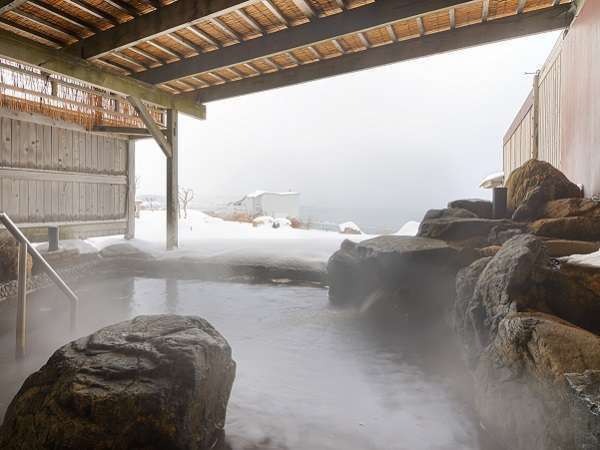 日本海を望む雪見の露天風呂