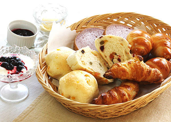 焼きたてパンで朝食を！