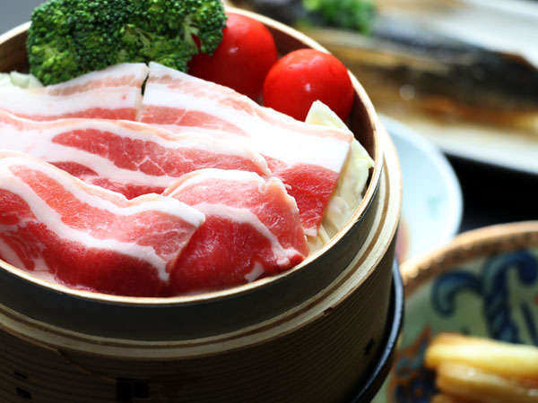 【夕食】鹿児島黒豚肉のせいろ蒸しの一例。他にも海の幸山の幸が楽しめます。