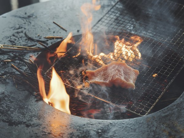 *薪火料理／清里湧水鱒の藁焼き