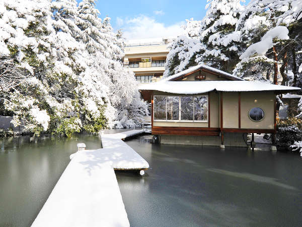 【庭園・雪景色】例年初雪は12月頃となり、本格的に降り積もる時期は1月中旬～2月初旬頃となります