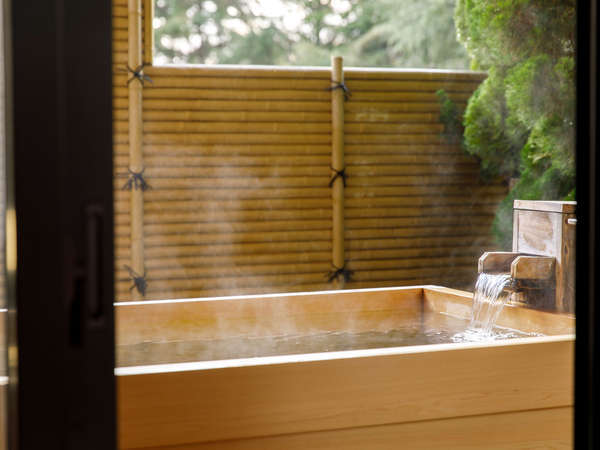 【温泉露天風呂付き鳳凰・特別室　温泉風呂一例】内風呂で体を温めてから露天風呂にお入り頂けます