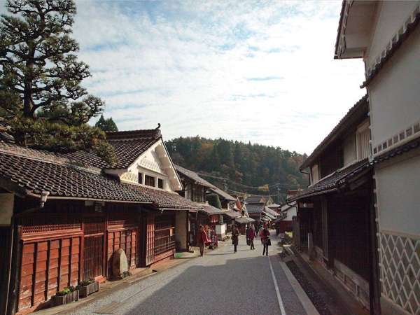 標高550mの山のてっぺんにポツリと現れる、今もなお、古き良きものが残る日本遺産「吹屋ふるさと村」