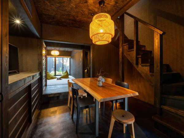 京都「三十三間堂」徒歩5分。枯山水庭園を望む和室＋リビング＋洋室など。最大7名。自炊可能なキッチン。