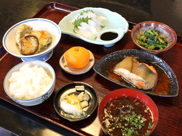 *【夕食一例】地元食材にこだわった女将自慢の料理です。