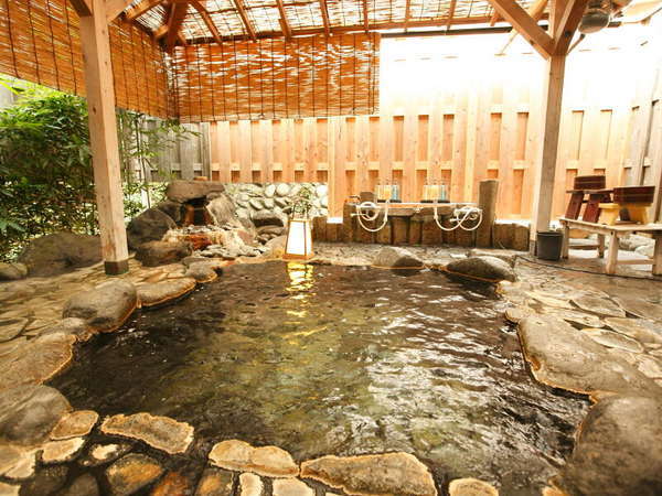 *広々とした天然温泉かけ流しの貸切露天風呂。
