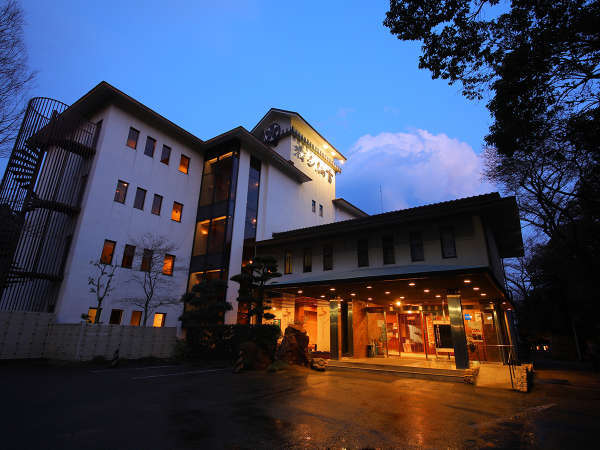 【外観】榊原川沿いに佇む“旅館　清少納言”四季の移ろいをお楽しみください♪