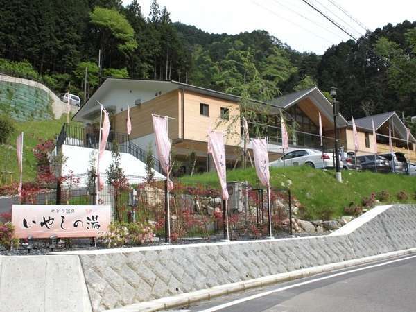 高野山麓の県立玉川峡自然公園内にある当館は、まさに自然の宝庫♪