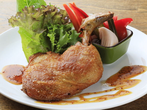 ・【レストラン】骨付き鶏もも肉を使ったボリュームのあるお料理