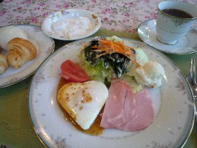 朝食焼きたてパンと卵料理（例）