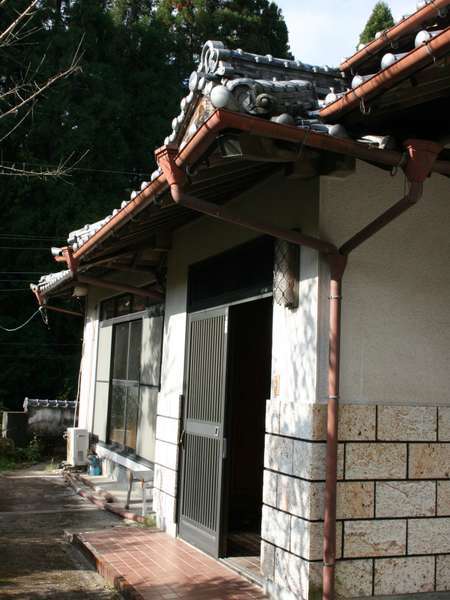 玄関入り口。付近の当時の平均的な間取りの一部。