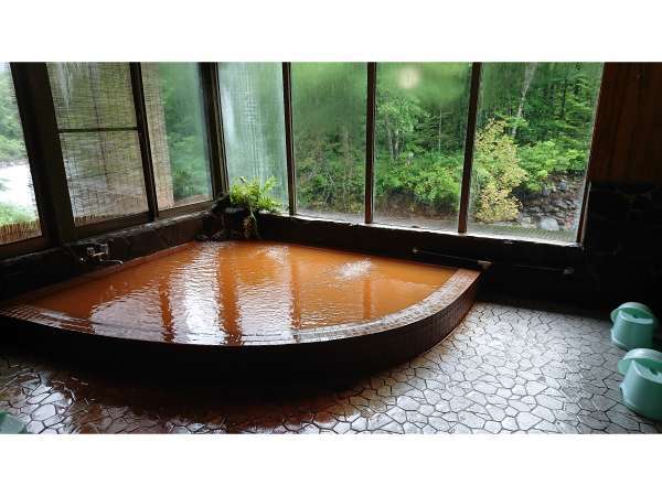 窓から清流秋神川が望める内風呂、茶褐色の湯は体の芯まで温まります。