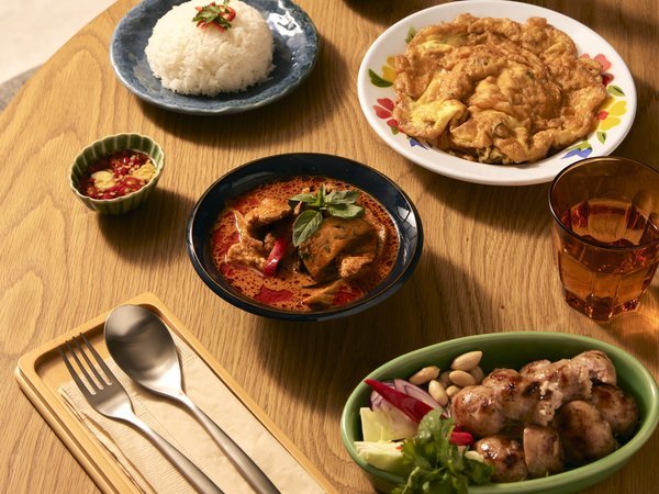 本場タイ人シェフの食欲をそそるタイカレーやガパオ、本格的なチリソースやスパイスを使ったお料理の数々。