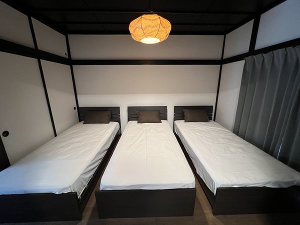 古民家風の部屋でゴロゴロできます♪ベッド3台+折りたたみマットレス3つ、6名まで宿泊できます