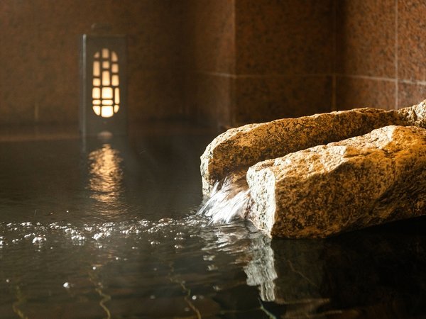 【大浴場】志賀高原の天然湧水を使用した「準天然光明石温泉」。身体の芯まで温まり、疲労回復に効果抜群。