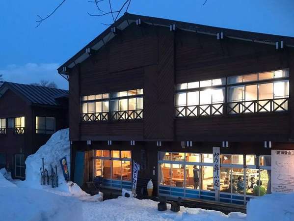 春、残雪の山の鼻小屋