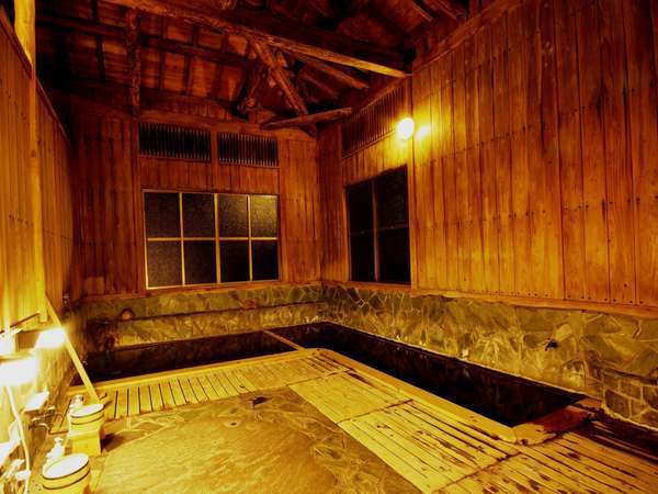 湯屋造りの檜風呂「男湯」源泉かけ流し