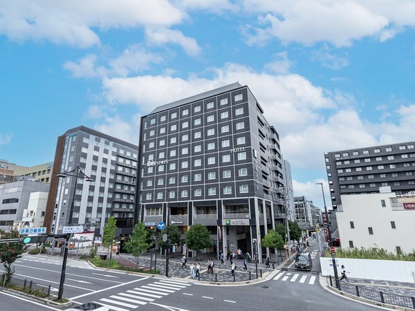 【ホテル外観】京都駅八条西口目の前、横断歩道渡ってすぐ