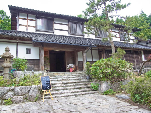 【外観】古い民家三軒分を移築した純日本旅館。