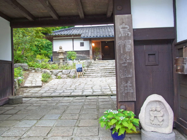 【外観】黒塀が目印の純日本旅館。