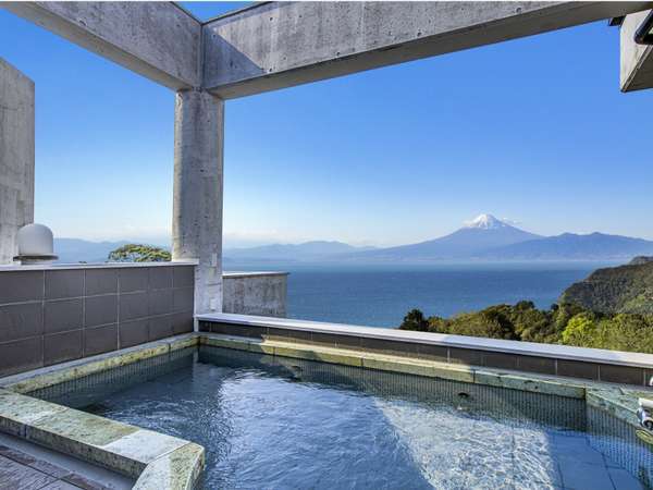 大浴場露天風呂からの富士山の景色客室露天風呂とは別に男女別大浴場をご用意しております。