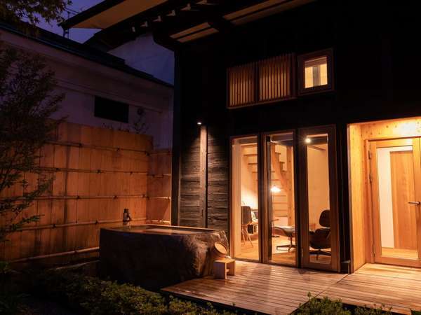 【KURA03】1階正面にはプライベートガーデンが広がり、蔵王石の巨石をくり抜いた専用露天風呂付き