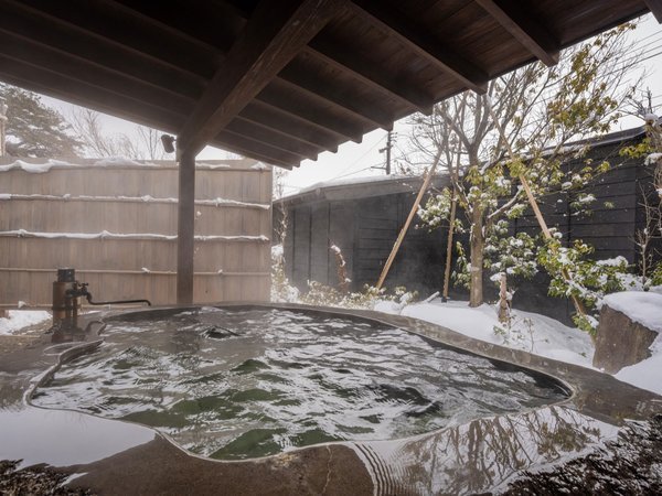 冬の露天風呂例／1階客室は蔵王岩の露天風呂付き、2階客室は檜の露天風呂