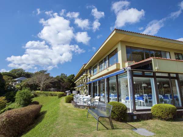 青い空と緑に囲まれたWan's Resort城ケ崎海岸