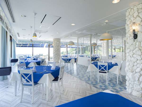 【レストラン「La Vie en rose（ラヴィアンローズ）」】白と青を基調とした落ち着いた雰囲気のレストラン。