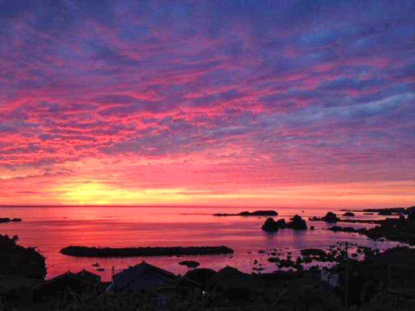 【#七浦荘からの夕日】七浦海岸の美しい夕日はムード満天♪是非一度現地で観てほしい景色です。