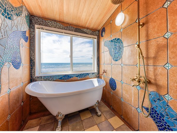 海の間の浴室