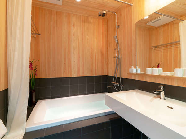 「SAIK 和室デラックス」の浴室。ヒノキに包まれた優しい空間で、旅の疲れを癒して頂けます。