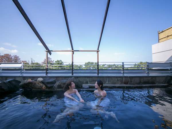 【金印の湯・露天風呂】青い海と澄んだ空、夕景を見ながらの温泉は最高です。