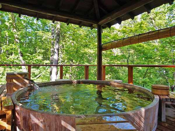 白馬姫川温泉の貸切り露天風呂。風呂桶はサワラ材の大樽です。家族・グループでお楽しみ下さい。