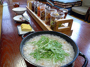 朝食は日替わりの朝粥＆副菜たっぷりのバイキングです。