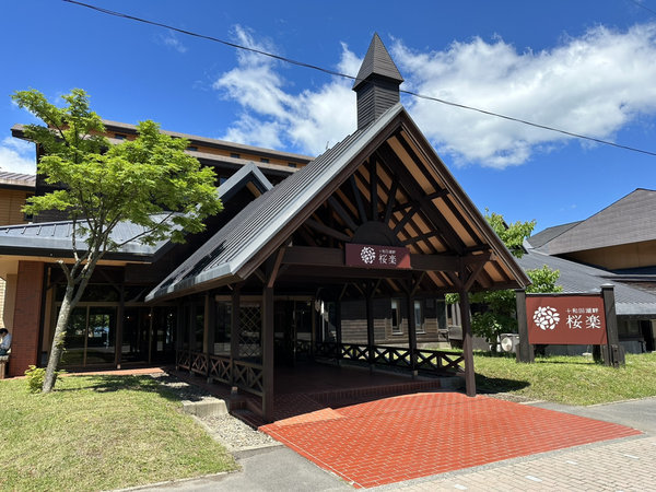 【外観】当館は十和田湖の湖畔に位置しております。