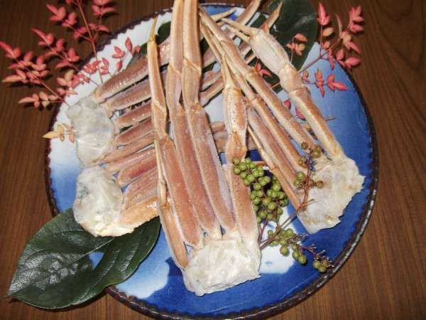 生ズワイガニ満腹プランのカニ（2人前）皮を剥いてシャブシャブとか刺身でも食べられます