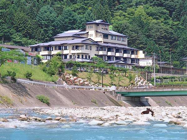 眼下に阿智川を望む高台に立地