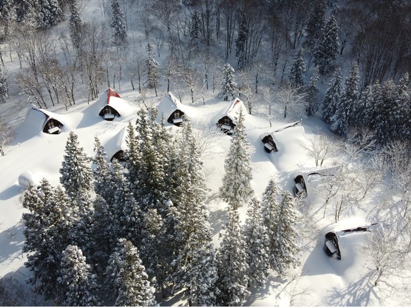 雪につつまれた冬のコテージ